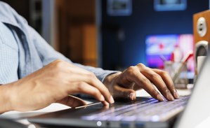 Profissional da ONE trabalhando em campanha digital