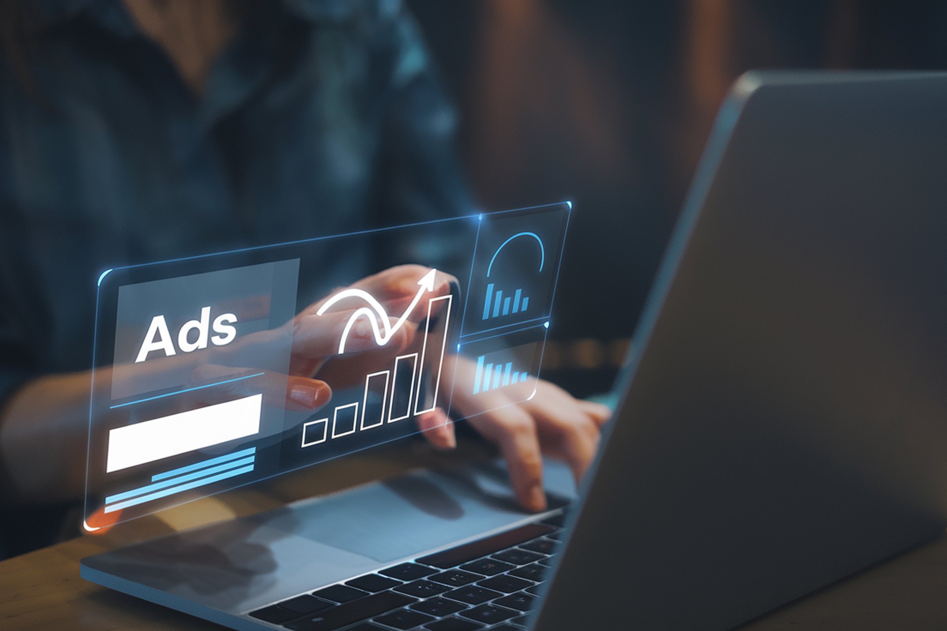Anúncios digitais em um notebook — Meta Ads ou Google Ads