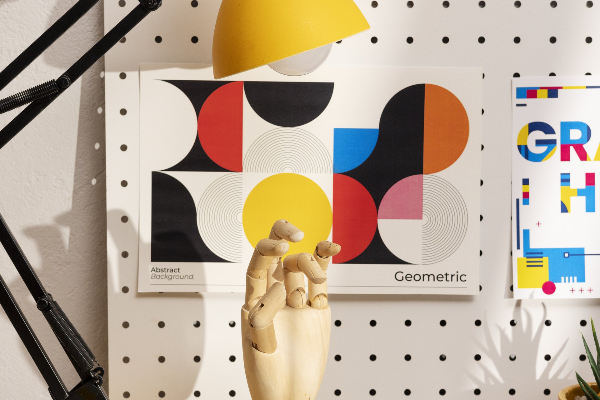 Mesa de criação com paleta de cores e estudos de marca