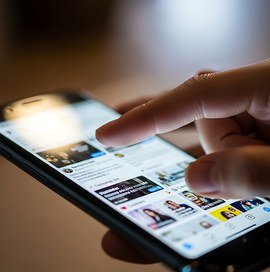 Você entra em contato com a Agência ONE pelo celular