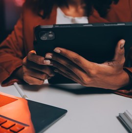 Proposta personalizada da Agência ONE apresentada em tablet