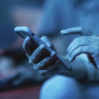 Cliente da Agência ONE usando o celular